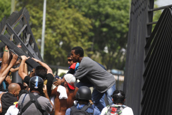 Caracas.- Shock groups opposed to the government of Nicolás Maduro at the Generalísimo Francisco de Miranda airbase in La Carlota, east of Caracas, seeking to obstruct the passage through the area.Pedro Mattey / AVN / LANA