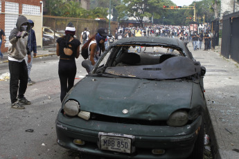 Caracas, Venezuela.- Grupos opositores al gobierno de Nicolás Maduro atacan la base aérea Generalísimo Francisco de Miranda en La Carlota, al este de Caracas, buscando obstruir el paso por la zona.