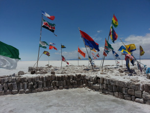 El magnífico Salar de Uyuni con sus 10.582 km cuadrados (4.085 millas cuadradas) es el salar más grande del mundo. Está ubicado en el departamento de Potosí en el suroeste de Bolivia, cerca de la cresta de los Andes, a una altura de 3.650 metros sobre el nivel del mar. Uyuni es aproximadamente 25 veces más grande que el salar de Bonneville en los Estados Unidos de América. Se estima que el Salar de Uyuni contiene 10 mil millones de toneladas, de las cuales se extraen menos de 25,000 toneladas anualmente.