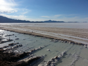 El magnífico Salar de Uyuni con sus 10.582 km cuadrados (4.085 millas cuadradas) es el salar más grande del mundo. Está ubicado en el departamento de Potosí en el suroeste de Bolivia, cerca de la cresta de los Andes, a una altura de 3.650 metros sobre el nivel del mar. Uyuni es aproximadamente 25 veces más grande que el salar de Bonneville en los Estados Unidos de América. Se estima que el Salar de Uyuni contiene 10 mil millones de toneladas, de las cuales se extraen menos de 25,000 toneladas anualmente.