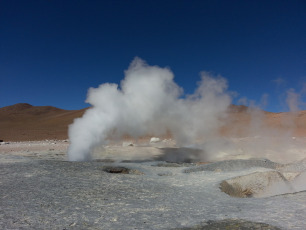 El magnífico Salar de Uyuni con sus 10.582 km cuadrados (4.085 millas cuadradas) es el salar más grande del mundo. Está ubicado en el departamento de Potosí en el suroeste de Bolivia, cerca de la cresta de los Andes, a una altura de 3.650 metros sobre el nivel del mar. Uyuni es aproximadamente 25 veces más grande que el salar de Bonneville en los Estados Unidos de América. Se estima que el Salar de Uyuni contiene 10 mil millones de toneladas, de las cuales se extraen menos de 25,000 toneladas anualmente.