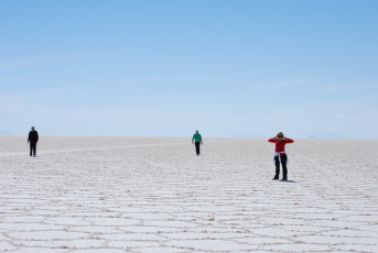 El magnífico Salar de Uyuni con sus 10.582 km cuadrados (4.085 millas cuadradas) es el salar más grande del mundo. Está ubicado en el departamento de Potosí en el suroeste de Bolivia, cerca de la cresta de los Andes, a una altura de 3.650 metros sobre el nivel del mar. Uyuni es aproximadamente 25 veces más grande que el salar de Bonneville en los Estados Unidos de América. Se estima que el Salar de Uyuni contiene 10 mil millones de toneladas, de las cuales se extraen menos de 25,000 toneladas anualmente.