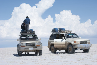 The magnificent Salar de Uyuni with its 10,582 square km (4,085 square miles) is the largest salt flat in the world. It´s located in the department of Potosi in the Southwest of Bolivia, near the crest of the Andes, at a height of 3,650 meters above sea level. Uyuni is about 25 times larger than the Bonneville salt flat in the United States of America. It´s estimated that the Salar de Uyuni contains 10 billion tons of which less than 25,000 tons are extracted annually.