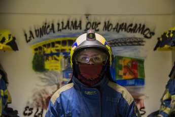 Imágenes de los bomberos voluntarios del emblemático barrio porteño de La Boca, en la Ciudad Autónoma de Buenos Aires. Los bomberos voluntarios de Argentina son una agrupación de bomberos ad honorem que ofrece servicio en todo el territorio argentino. Su inicio se remonta a cuando un inmigrante italiano Tomás Liberti, del barrio porteño de La Boca creó el 2 de junio de 1884 los primeros bomberos voluntarios en el país. La sede se estableció en la calle Brandsen en 567, bajo el lema "querer es poder". La fecha citada se toma como el Día del Bombero Voluntario. Hay aproximadamente 900 brigadas de bomberos en Argentina, un total de 43.000 hombres y mujeres, y se divide en 26 federaciones.