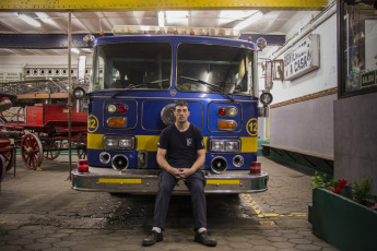 Imágenes de los bomberos voluntarios del emblemático barrio porteño de La Boca, en la Ciudad Autónoma de Buenos Aires. Los bomberos voluntarios de Argentina son una agrupación de bomberos ad honorem que ofrece servicio en todo el territorio argentino. Su inicio se remonta a cuando un inmigrante italiano Tomás Liberti, del barrio porteño de La Boca creó el 2 de junio de 1884 los primeros bomberos voluntarios en el país. La sede se estableció en la calle Brandsen en 567, bajo el lema "querer es poder". La fecha citada se toma como el Día del Bombero Voluntario. Hay aproximadamente 900 brigadas de bomberos en Argentina, un total de 43.000 hombres y mujeres, y se divide en 26 federaciones.