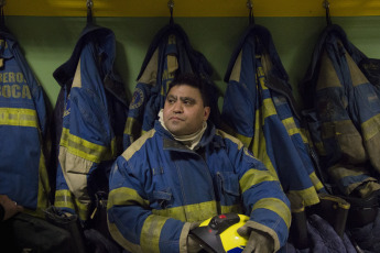 Imágenes de los bomberos voluntarios del emblemático barrio porteño de La Boca, en la Ciudad Autónoma de Buenos Aires. Los bomberos voluntarios de Argentina son una agrupación de bomberos ad honorem que ofrece servicio en todo el territorio argentino. Su inicio se remonta a cuando un inmigrante italiano Tomás Liberti, del barrio porteño de La Boca creó el 2 de junio de 1884 los primeros bomberos voluntarios en el país. La sede se estableció en la calle Brandsen en 567, bajo el lema "querer es poder". La fecha citada se toma como el Día del Bombero Voluntario. Hay aproximadamente 900 brigadas de bomberos en Argentina, un total de 43.000 hombres y mujeres, y se divide en 26 federaciones.