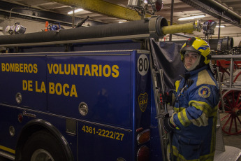 Imágenes de los bomberos voluntarios del emblemático barrio porteño de La Boca, en la Ciudad Autónoma de Buenos Aires. Los bomberos voluntarios de Argentina son una agrupación de bomberos ad honorem que ofrece servicio en todo el territorio argentino. Su inicio se remonta a cuando un inmigrante italiano Tomás Liberti, del barrio porteño de La Boca creó el 2 de junio de 1884 los primeros bomberos voluntarios en el país. La sede se estableció en la calle Brandsen en 567, bajo el lema "querer es poder". La fecha citada se toma como el Día del Bombero Voluntario. Hay aproximadamente 900 brigadas de bomberos en Argentina, un total de 43.000 hombres y mujeres, y se divide en 26 federaciones.