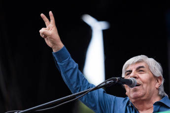 Buenos Aires.- En las fotos del 21 de febrero de 2017, el poderoso líder camionero de Argentina, Hugo Moyano, apoyado por miembros de los sindicatos bancario, judicial y docente, además de grupos sociales, piqueteros y de izquierda, junto a seguidores del kirchnerismo marcharon el miércoles por la noche por el centro de Buenos Aires en una gran manifestación para protestar contra las políticas económicas del presidente Mauricio Macri y sus intentos de reformar la legislación laboral.