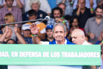 Buenos Aires.- En las fotos del 21 de febrero de 2017, el poderoso líder camionero de Argentina, Hugo Moyano, apoyado por miembros de los sindicatos bancario, judicial y docente, además de grupos sociales, piqueteros y de izquierda, junto a seguidores del kirchnerismo marcharon el miércoles por la noche por el centro de Buenos Aires en una gran manifestación para protestar contra las políticas económicas del presidente Mauricio Macri y sus intentos de reformar la legislación laboral.