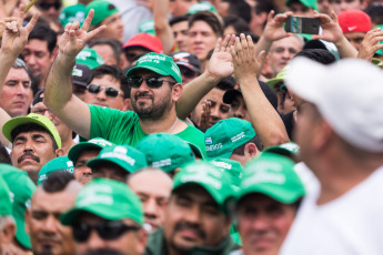 Buenos Aires.- En las fotos del 21 de febrero de 2017, el poderoso líder camionero de Argentina, Hugo Moyano, apoyado por miembros de los sindicatos bancario, judicial y docente, además de grupos sociales, piqueteros y de izquierda, junto a seguidores del kirchnerismo marcharon el miércoles por la noche por el centro de Buenos Aires en una gran manifestación para protestar contra las políticas económicas del presidente Mauricio Macri y sus intentos de reformar la legislación laboral.