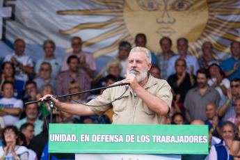 Buenos Aires.- En las fotos del 21 de febrero de 2017, el poderoso líder camionero de Argentina, Hugo Moyano, apoyado por miembros de los sindicatos bancario, judicial y docente, además de grupos sociales, piqueteros y de izquierda, junto a seguidores del kirchnerismo marcharon el miércoles por la noche por el centro de Buenos Aires en una gran manifestación para protestar contra las políticas económicas del presidente Mauricio Macri y sus intentos de reformar la legislación laboral.