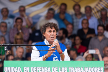 Buenos Aires.- En las fotos del 21 de febrero de 2017, el poderoso líder camionero de Argentina, Hugo Moyano, apoyado por miembros de los sindicatos bancario, judicial y docente, además de grupos sociales, piqueteros y de izquierda, junto a seguidores del kirchnerismo marcharon el miércoles por la noche por el centro de Buenos Aires en una gran manifestación para protestar contra las políticas económicas del presidente Mauricio Macri y sus intentos de reformar la legislación laboral.