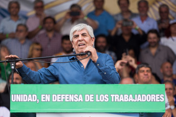 Buenos Aires.- In the photo taken on February 21, 2017, Argentina's teamsters powerful boss, Hugo Moyano supported by members from banks, judicial and teachers unions, plus social, picketers and left wing groupings, together with Kirchner followers marched on downtown Buenos Aires Wednesday evening for a huge rally to protest President Mauricio Macri's economic policies and attempts to reform labor legislation.