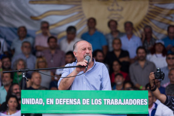 Buenos Aires.- En las fotos del 21 de febrero de 2017, el poderoso líder camionero de Argentina, Hugo Moyano, apoyado por miembros de los sindicatos bancario, judicial y docente, además de grupos sociales, piqueteros y de izquierda, junto a seguidores del kirchnerismo marcharon el miércoles por la noche por el centro de Buenos Aires en una gran manifestación para protestar contra las políticas económicas del presidente Mauricio Macri y sus intentos de reformar la legislación laboral.