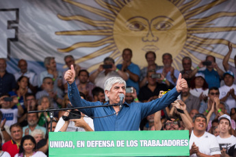 Buenos Aires.- En las fotos del 21 de febrero de 2017, el poderoso líder camionero de Argentina, Hugo Moyano, apoyado por miembros de los sindicatos bancario, judicial y docente, además de grupos sociales, piqueteros y de izquierda, junto a seguidores del kirchnerismo marcharon el miércoles por la noche por el centro de Buenos Aires en una gran manifestación para protestar contra las políticas económicas del presidente Mauricio Macri y sus intentos de reformar la legislación laboral.