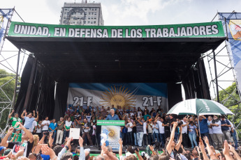 Buenos Aires.- En las fotos del 21 de febrero de 2017, el poderoso líder camionero de Argentina, Hugo Moyano, apoyado por miembros de los sindicatos bancario, judicial y docente, además de grupos sociales, piqueteros y de izquierda, junto a seguidores del kirchnerismo marcharon el miércoles por la noche por el centro de Buenos Aires en una gran manifestación para protestar contra las políticas económicas del presidente Mauricio Macri y sus intentos de reformar la legislación laboral.