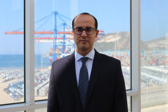 In dialogue with Latin America News Agency, the Director of Operations of Import and Export of Tanger Med, Idriss Aarabi, highlighted the strategic location of the port, since they are "at the crossroads of the most important maritime lines in the world, which come from east to west and from north to south, therefore we currently have more than 10% of our transshipment flow going to Latin America. " Asked about the role that Tanged Med can play in a potential boost of trade between the countries of Mercosur and Europe, he considered that the Mercosur countries "can use Tanger Med for stockpiling, to move more easily and thus facilitate access to the whole European common market. " "For Latin America that has many flows to Europe and countries of the Gulf area, these companies could have a base here, in the narrow Strait of Gibraltar, for example store the goods, make value-added activities, and have this time of very fast response, to distribute the goods, we are 18 hours from Spain by