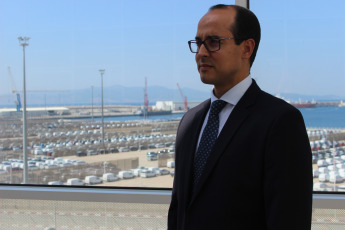 In dialogue with Latin America News Agency, the Director of Operations of Import and Export of Tanger Med, Idriss Aarabi, highlighted the strategic location of the port, since they are "at the crossroads of the most important maritime lines in the world, which come from east to west and from north to south, therefore we currently have more than 10% of our transshipment flow going to Latin America. " Asked about the role that Tanged Med can play in a potential boost of trade between the countries of Mercosur and Europe, he considered that the Mercosur countries "can use Tanger Med for stockpiling, to move more easily and thus facilitate access to the whole European common market. " "For Latin America that has many flows to Europe and countries of the Gulf area, these companies could have a base here, in the narrow Strait of Gibraltar, for example store the goods, make value-added activities, and have this time of very fast response, to distribute the goods, we are 18 hours from Spain by