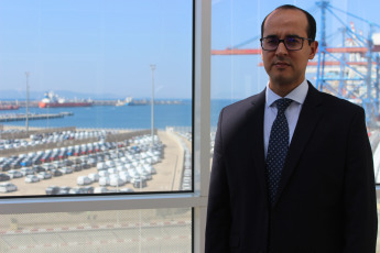 En diálogo con Latin America News Agency, el Director de Operaciones de Importación y Exportación de Tanger Med, Idriss Aarabi, destacó la ubicación geo estratégica del puerto, ya que se encuentran "en el cruce de las más importantes líneas marítimas del mundo, que vienen del este al oeste y del norte hacia el sur, por lo tanto actualmente tenemos más del 10