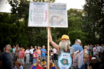 Las manifestaciones se han concentrado en el centro de Bucarest, la capital rumana, para protestar contra el gobierno al que acusan de "Gobierno de ladrones"  Entre gritos de "Gobierno de ladrones", "Dimisión" y "La diáspora está en casa porque le importa", los manifestantes, en su mayoría residentes en el extranjero, han pedido la dimisión del Gobierno del Partido Social Demócrata (PSD) por la corrupción y la carestía de la vida. Según la prensa local, la última manifestación realizada este fin de semana ha reunido entre 30.000 y 50.000 personas. El enfrentamiento, en el cual la Policía ha empleado gas lacrimógeno y los manifestantes han lanzado objetos contundentes como piedras o botellas, se ha desencadenado cuando algunos de los manifestantes intentaron superar el cordón policial que protegía la sede del Gobierno.  Muchos rumanos residentes en países como Alemania, Francia, Italia y España se han desplazado a Bucarest para participar en la protesta, y visitar a la familia por las vacaciones estivales. También se celebraron protestas similares en ciudades como Cluj-Napoca, Timisoara, Sibiu e Iasi, entre otras. Alrededor de tres millones y medio de rumanos, de una población de 20 millones, trabajan actualmente en el extranjero y envían más de 4.000 millones de euros en remesas, según las autoridades.