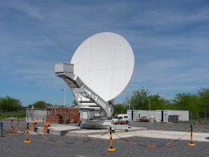 A few months after the start of the Argentine-German Geodesy Observatory (AGGO), its radio telescope was selected to measure the exact position of the Earth. At the beginning of this year, a cooperation agreement was signed between CONICET and the Ministry of Defense of the Nation that would allow AGGO, which operates in the Pereyra Iraola Park in the city of La Plata, to enter a full operational phase thanks to the incorporation of technical personnel of the Armed Forces dedicated to operate two important astronomical observation instruments. A radio telescope that serves to observe quasars, astronomical objects so infinitely far away that is why they are considered still and serve to study the positioning of the Earth, and a laser telescope that takes images of artificial satellites. The AGGO emerged in 2015 as a joint initiative between CONICET and the German Federal Agency for Cartography and Geodesy (BKG).