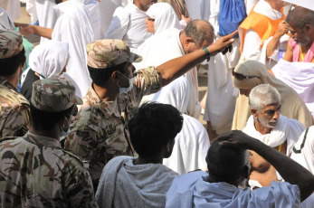 Managing the uninterrupted flow of pilgrims and ensuring their safety during the so-called Hach, one of the largest religious concentrations in the world, represents a huge logistical challenge for the Arab kingdom. About two million faithful, whether foreigners or residents of Saudi Arabia, will perform the Hach this year, according to local press. Hash is one of the five pillars of Islam, which every Muslim must fulfill at least once in his life if he has the means to do so. Mecca, located in a desert valley and whose access is prohibited to non-Muslims, houses the Kaaba, a cubic structure covered by a black cloth with gold embroidery in the heart of the Great Mosque and in which direction Muslims pray five times a day. The pilgrims saw the rain that precipitated part of the pilgrimage as a blessing, as Muslims believe that prayers are answered more during storms. Throughout the stage of the journey to Mecca, volunteers assist pilgrims, guiding them with maps and providing them with water and repair in the face of severe storms, although technology and especially smartphones have been the best assistance for travelers in recent years.