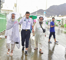 Managing the uninterrupted flow of pilgrims and ensuring their safety during the so-called Hach, one of the largest religious concentrations in the world, represents a huge logistical challenge for the Arab kingdom. About two million faithful, whether foreigners or residents of Saudi Arabia, will perform the Hach this year, according to local press. Hash is one of the five pillars of Islam, which every Muslim must fulfill at least once in his life if he has the means to do so. Mecca, located in a desert valley and whose access is prohibited to non-Muslims, houses the Kaaba, a cubic structure covered by a black cloth with gold embroidery in the heart of the Great Mosque and in which direction Muslims pray five times a day. The pilgrims saw the rain that precipitated part of the pilgrimage as a blessing, as Muslims believe that prayers are answered more during storms. Throughout the stage of the journey to Mecca, volunteers assist pilgrims, guiding them with maps and providing them with water and repair in the face of severe storms, although technology and especially smartphones have been the best assistance for travelers in recent years.