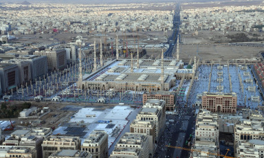 Managing the uninterrupted flow of pilgrims and ensuring their safety during the so-called Hach, one of the largest religious concentrations in the world, represents a huge logistical challenge for the Arab kingdom. About two million faithful, whether foreigners or residents of Saudi Arabia, will perform the Hach this year, according to local press. Hash is one of the five pillars of Islam, which every Muslim must fulfill at least once in his life if he has the means to do so. Mecca, located in a desert valley and whose access is prohibited to non-Muslims, houses the Kaaba, a cubic structure covered by a black cloth with gold embroidery in the heart of the Great Mosque and in which direction Muslims pray five times a day. The pilgrims saw the rain that precipitated part of the pilgrimage as a blessing, as Muslims believe that prayers are answered more during storms. Throughout the stage of the journey to Mecca, volunteers assist pilgrims, guiding them with maps and providing them with water and repair in the face of severe storms, although technology and especially smartphones have been the best assistance for travelers in recent years.