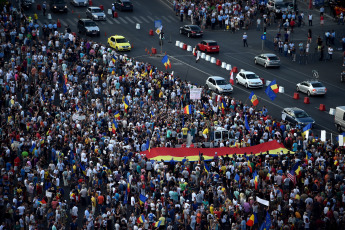 Demonstrations have been concentrated in the center of Bucharest, the Romanian capital, to protest against the government they accuse of "Government of thieves" Between shouts of "Government of thieves", "Resignation" and "The diaspora is at home because they care", protesters, mostly residents abroad, have called for the resignation of the Government of the Social Democratic Party (PSD) by the corruption and the famine of life. According to local press, the last demonstration held this weekend has brought together between 30,000 and 50,000 people. The confrontation, in which the Police have used tear gas and protesters have thrown blunt objects such as stones or bottles, has been triggered when some of the protesters tried to overcome the police cordon that protected the government headquarters. Many Romanians living in countries such as Germany, France, Italy and Spain have moved to Bucharest to participate in the protest, and visit the family for summer vacations. Similar protests were also held in cities such as Cluj-Napoca, Timisoara, Sibiu and Iasi, among others. Around three and a half million Romanians, from a population of 20 million, currently work abroad and send more than 4,000 million euros in remittances, according to the authorities.