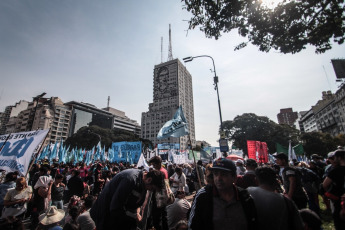 Movimientos y organizaciones sociales de Argentina marcharon este miércoles 28 de agosto en todo el país, en una nueva jornada de movilización por la actual crisis económica y social producto de las políticas del presidente de esa nación suramericana, Mauricio Macri. Los manifestantes se agolparon en los alrededores de la icónica Plaza de la República, ubicada en la intersección de las avenidas 9 de Julio y Corrientes, Buenos Aires, capital de la nación, para exigir al primer mandatario argentino que active una Ley de Emergencia Alimentaria para paliar la crisis en la que está sumergida la colectividad y los sectores más vulnerables de ese país. En la lista de reclamos publicados por la Confederación de Trabajadores de la Economía Popular (CTEP) y otras organizaciones laborales se exigió el aumento del Salario Social Complementario en la misma proporción que el salario mínimo, vital y móvil, en un 50 por ciento.