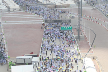 Managing the uninterrupted flow of pilgrims and ensuring their safety during the so-called Hach, one of the largest religious concentrations in the world, represents a huge logistical challenge for the Arab kingdom. About two million faithful, whether foreigners or residents of Saudi Arabia, will perform the Hach this year, according to local press. Hash is one of the five pillars of Islam, which every Muslim must fulfill at least once in his life if he has the means to do so. Mecca, located in a desert valley and whose access is prohibited to non-Muslims, houses the Kaaba, a cubic structure covered by a black cloth with gold embroidery in the heart of the Great Mosque and in which direction Muslims pray five times a day. The pilgrims saw the rain that precipitated part of the pilgrimage as a blessing, as Muslims believe that prayers are answered more during storms. Throughout the stage of the journey to Mecca, volunteers assist pilgrims, guiding them with maps and providing them with water and repair in the face of severe storms, although technology and especially smartphones have been the best assistance for travelers in recent years.