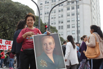 Movimientos y organizaciones sociales de Argentina marcharon este miércoles 28 de agosto en todo el país, en una nueva jornada de movilización por la actual crisis económica y social producto de las políticas del presidente de esa nación suramericana, Mauricio Macri. Los manifestantes se agolparon en los alrededores de la icónica Plaza de la República, ubicada en la intersección de las avenidas 9 de Julio y Corrientes, Buenos Aires, capital de la nación, para exigir al primer mandatario argentino que active una Ley de Emergencia Alimentaria para paliar la crisis en la que está sumergida la colectividad y los sectores más vulnerables de ese país. En la lista de reclamos publicados por la Confederación de Trabajadores de la Economía Popular (CTEP) y otras organizaciones laborales se exigió el aumento del Salario Social Complementario en la misma proporción que el salario mínimo, vital y móvil, en un 50 por ciento.