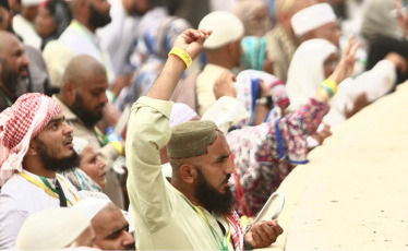 Managing the uninterrupted flow of pilgrims and ensuring their safety during the so-called Hach, one of the largest religious concentrations in the world, represents a huge logistical challenge for the Arab kingdom. About two million faithful, whether foreigners or residents of Saudi Arabia, will perform the Hach this year, according to local press. Hash is one of the five pillars of Islam, which every Muslim must fulfill at least once in his life if he has the means to do so. Mecca, located in a desert valley and whose access is prohibited to non-Muslims, houses the Kaaba, a cubic structure covered by a black cloth with gold embroidery in the heart of the Great Mosque and in which direction Muslims pray five times a day. The pilgrims saw the rain that precipitated part of the pilgrimage as a blessing, as Muslims believe that prayers are answered more during storms. Throughout the stage of the journey to Mecca, volunteers assist pilgrims, guiding them with maps and providing them with water and repair in the face of severe storms, although technology and especially smartphones have been the best assistance for travelers in recent years.