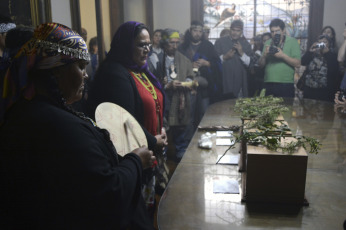 FOTOGRAFÍA DE ARCHIVO. Los restos de dos caciques mapuche, durante un ritual donde fueron restituídos a su comunidad en el Museo de Ciencias Naturales de La Plata el 10 de octubre de 2017, donde se enontraban. Fueron sepultados en la ciudad de Tapalqué y los restos de otros dos habitantes originarios fueron entregados al Consejo de Lonkos de las comunidades Rankulche de La Pampa.