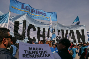 Movimientos y organizaciones sociales de Argentina marcharon este miércoles 28 de agosto en todo el país, en una nueva jornada de movilización por la actual crisis económica y social producto de las políticas del presidente de esa nación suramericana, Mauricio Macri. Los manifestantes se agolparon en los alrededores de la icónica Plaza de la República, ubicada en la intersección de las avenidas 9 de Julio y Corrientes, Buenos Aires, capital de la nación, para exigir al primer mandatario argentino que active una Ley de Emergencia Alimentaria para paliar la crisis en la que está sumergida la colectividad y los sectores más vulnerables de ese país. En la lista de reclamos publicados por la Confederación de Trabajadores de la Economía Popular (CTEP) y otras organizaciones laborales se exigió el aumento del Salario Social Complementario en la misma proporción que el salario mínimo, vital y móvil, en un 50 por ciento.