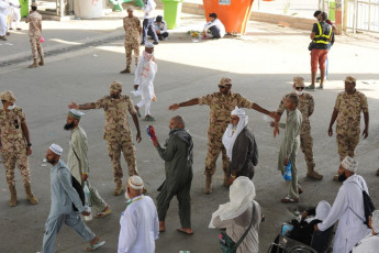 Managing the uninterrupted flow of pilgrims and ensuring their safety during the so-called Hach, one of the largest religious concentrations in the world, represents a huge logistical challenge for the Arab kingdom. About two million faithful, whether foreigners or residents of Saudi Arabia, will perform the Hach this year, according to local press. Hash is one of the five pillars of Islam, which every Muslim must fulfill at least once in his life if he has the means to do so. Mecca, located in a desert valley and whose access is prohibited to non-Muslims, houses the Kaaba, a cubic structure covered by a black cloth with gold embroidery in the heart of the Great Mosque and in which direction Muslims pray five times a day. The pilgrims saw the rain that precipitated part of the pilgrimage as a blessing, as Muslims believe that prayers are answered more during storms. Throughout the stage of the journey to Mecca, volunteers assist pilgrims, guiding them with maps and providing them with water and repair in the face of severe storms, although technology and especially smartphones have been the best assistance for travelers in recent years.