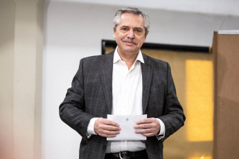 The pre-candidate for president by the Frente de Todos, Alberto Fernández, cast his vote at the headquarters of the Argentine Catholic University, in the neighborhood of Puerto Madero. The opposition candidate again questioned the Smartmatic company, which is responsible for processing the data of the scrutiny: "The government did everything necessary to have doubts about the data transfer system, there is a lot of concern because the company in charge has a horrible history ", he told the press, and anticipated that after PASO, he will make a" call to all Argentines to fix the infinite problems we are experiencing. "