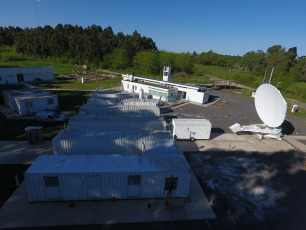 A few months after the start of the Argentine-German Geodesy Observatory (AGGO), its radio telescope was selected to measure the exact position of the Earth. At the beginning of this year, a cooperation agreement was signed between CONICET and the Ministry of Defense of the Nation that would allow AGGO, which operates in the Pereyra Iraola Park in the city of La Plata, to enter a full operational phase thanks to the incorporation of technical personnel of the Armed Forces dedicated to operate two important astronomical observation instruments. A radio telescope that serves to observe quasars, astronomical objects so infinitely far away that is why they are considered still and serve to study the positioning of the Earth, and a laser telescope that takes images of artificial satellites. The AGGO emerged in 2015 as a joint initiative between CONICET and the German Federal Agency for Cartography and Geodesy (BKG).