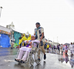 Managing the uninterrupted flow of pilgrims and ensuring their safety during the so-called Hach, one of the largest religious concentrations in the world, represents a huge logistical challenge for the Arab kingdom. About two million faithful, whether foreigners or residents of Saudi Arabia, will perform the Hach this year, according to local press. Hash is one of the five pillars of Islam, which every Muslim must fulfill at least once in his life if he has the means to do so. Mecca, located in a desert valley and whose access is prohibited to non-Muslims, houses the Kaaba, a cubic structure covered by a black cloth with gold embroidery in the heart of the Great Mosque and in which direction Muslims pray five times a day. The pilgrims saw the rain that precipitated part of the pilgrimage as a blessing, as Muslims believe that prayers are answered more during storms. Throughout the stage of the journey to Mecca, volunteers assist pilgrims, guiding them with maps and providing them with water and repair in the face of severe storms, although technology and especially smartphones have been the best assistance for travelers in recent years.