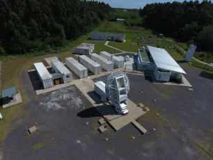 A few months after the start of the Argentine-German Geodesy Observatory (AGGO), its radio telescope was selected to measure the exact position of the Earth. At the beginning of this year, a cooperation agreement was signed between CONICET and the Ministry of Defense of the Nation that would allow AGGO, which operates in the Pereyra Iraola Park in the city of La Plata, to enter a full operational phase thanks to the incorporation of technical personnel of the Armed Forces dedicated to operate two important astronomical observation instruments. A radio telescope that serves to observe quasars, astronomical objects so infinitely far away that is why they are considered still and serve to study the positioning of the Earth, and a laser telescope that takes images of artificial satellites. The AGGO emerged in 2015 as a joint initiative between CONICET and the German Federal Agency for Cartography and Geodesy (BKG).