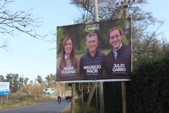 Everything indicates that the next President of Argentina will be among Alberto Fernández, who takes as Vice-Presidential candidate the former President Cristina Fernández de Kirchner, and Mauricio Macri, current President of Argentina, who is on his second term and is accompanied in the Presidential formula by the Peronist Miguel Angel Pichetto. After the Primary on Sunday, August 11, the October election will define the next President, among other positions. The Argentine electoral system establishes that, to be president, the most voted candidate must obtain at least 45% of the votes, or more than 40% with a difference of ten percentage points with the second most voted candidate. If none obtains sufficient votes to consecrate themselves president, they must compete for the Government in a ballot that is disputed on November 24.