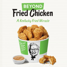 Atlanta, Estados Unidos.- La popular cadena de comida rápida estadounidense KFC recurrió a Beyond Meat, la revolucionaria empresa que desarrolla productos "cárnicos" a base de proteínas vegetales, para crear un pollo frito a base de plantas. Beyond Fried Chicken, hizo su debut el 27 de agosto en una prueba limitada de su pollo a base de plantas y se agotó en menos de 5 horas. Los habitantes de Atlanta, Estados Unidos, probaron Beyond Fried Chicken como parte de una prueba exclusiva en un restaurante el 27 de agosto en el restaurante Cobb Parkway KFC cerca de SunTrust Park en Atlanta.  Los clientes pudieron elegir entre nuggets, o alas deshuesadas, con tres salsas deliciosas: Nashville Hot, Buffalo o Honey BBQ. "KFC Beyond Fried Chicken es tan delicioso que a nuestros clientes les resultará difícil decir que está basado en plantas", dijo Kevin Hochman, presidente y director de conceptos de KFC US.  Los amantes de los animales, y aquellos que entienden que una alimentación a base de plantas es imprescindible para revertir el cambio climático, pueden ahora volver a entrar a esta cadena de comida rápida.