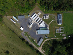 A pocos meses de ponerse en marcha el Observatorio Argentino-Alemán de Geodesia (AGGO por sus siglas en inglés) , su radiotelescopio fue seleccionado para realizar mediciones respecto al posicionamiento exacto de la Tierra. A comienzos de este año, se firmó un convenio de cooperación entre el CONICET y el Ministerio de Defensa de la Nación que le permitiría al AGGO que funciona en el Parque Pereyra Iraola de la ciudad de La Plata, entrar en una fase de funcionamiento pleno gracias a la incorporación de personal técnico de las Fuerzas Armadas dedicado a operar dos importantes instrumentos de observación astronómica. Un radiotelescopio que sirve para observar cuásares, objetos astronómicos tan infinitamente lejanos que por eso mismo se los considera quietos y sirven para estudiar el posicionamiento de la Tierra, y un telescopio láser que toma imágenes de satélites artificiales.  El AGGO surgió en 2015 como iniciativa conjunta entre el CONICET y la Agencia Federal de Cartografía y Geodesia de Alemania (BKG, por sus siglas en alemán).