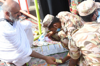 Managing the uninterrupted flow of pilgrims and ensuring their safety during the so-called Hach, one of the largest religious concentrations in the world, represents a huge logistical challenge for the Arab kingdom. About two million faithful, whether foreigners or residents of Saudi Arabia, will perform the Hach this year, according to local press. Hash is one of the five pillars of Islam, which every Muslim must fulfill at least once in his life if he has the means to do so. Mecca, located in a desert valley and whose access is prohibited to non-Muslims, houses the Kaaba, a cubic structure covered by a black cloth with gold embroidery in the heart of the Great Mosque and in which direction Muslims pray five times a day. The pilgrims saw the rain that precipitated part of the pilgrimage as a blessing, as Muslims believe that prayers are answered more during storms. Throughout the stage of the journey to Mecca, volunteers assist pilgrims, guiding them with maps and providing them with water and repair in the face of severe storms, although technology and especially smartphones have been the best assistance for travelers in recent years.