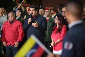 Captain Diosdado Cabello admitted the possibility of advancing the elections for more than a year, which should be held in December 2020, to renew that power, the only one controlled by the opposition. The president of the National Constituent Assembly (ANC), captain Diosdado Cabello, at the beginning of the session of that body composed exclusively of Chavistas, affirmed that “here there will be elections, soon, sooner than you think,” despite the fact that The composition of the AN must be renewed on January 5, 2021 and the elections are usually held no more than one month before. Later, the ANC decided to create a commission - which will integrate Cabello and two other constituents - that will define on what date those elections will be held, after consulting "all the organisms on when is the best time". "If that query turns out to be January 1, January 1 will be done; if you say it is this year, it will be done when you say that query," said Hair, adding that the decision will be made "in the coming days ". The alleged dissolution of the parliament was denied after a day full of rumors that predicted it, after it was announced by the interim president appointed by the AN, Juan Guaidó, and, based on his own sources, the newspapers El Nacional and El Universal and the Globovisión television. In the file photo taken on October 16, 2017 in Caracas Captain Diosdado Cabello with Nicolás Maduro.