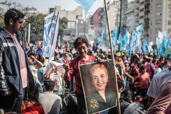 Movimientos y organizaciones sociales de Argentina marcharon este miércoles 28 de agosto en todo el país, en una nueva jornada de movilización por la actual crisis económica y social producto de las políticas del presidente de esa nación suramericana, Mauricio Macri. Los manifestantes se agolparon en los alrededores de la icónica Plaza de la República, ubicada en la intersección de las avenidas 9 de Julio y Corrientes, Buenos Aires, capital de la nación, para exigir al primer mandatario argentino que active una Ley de Emergencia Alimentaria para paliar la crisis en la que está sumergida la colectividad y los sectores más vulnerables de ese país. En la lista de reclamos publicados por la Confederación de Trabajadores de la Economía Popular (CTEP) y otras organizaciones laborales se exigió el aumento del Salario Social Complementario en la misma proporción que el salario mínimo, vital y móvil, en un 50 por ciento.