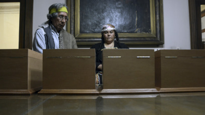 FOTOGRAFÍA DE ARCHIVO. Los restos de dos caciques mapuche, durante un ritual donde fueron restituídos a su comunidad en el Museo de Ciencias Naturales de La Plata el 10 de octubre de 2017, donde se enontraban. Fueron sepultados en la ciudad de Tapalqué y los restos de otros dos habitantes originarios fueron entregados al Consejo de Lonkos de las comunidades Rankulche de La Pampa.