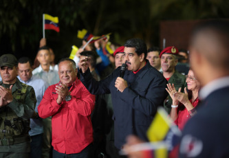 El capitán Diosdado Cabello admitió la posibilidad de adelantar más de un año las elecciones, que corresponde realizar en diciembre de 2020, para renovar ese poder, el único controlado por la oposición. El presidente de la Asamblea Nacional Constituyente (ANC), capitán Diosdado Cabello, al comenzar la sesión de ese cuerpo integrado exclusivamente por chavistas afirmó que “aquí va a haber elecciones, pronto, más pronto de lo que ustedes crean”, pese a que la composición de la AN debe renovarse el 5 de enero de 2021 y usualmente los comicios se efectúan no más de un mes antes. Más tarde, la ANC resolvió crear una comisión -que integrarán Cabello y otros dos constituyentes- que definirá en qué fecha se realizarán esas elecciones, tras consultar "a todos los organismos sobre cuándo es el mejor momento". "Si de esa consulta resulta que es el 1 de enero, el 1 de enero se hará; si dice que es este año, se harán cuando diga esa consulta", advirtió Cabello, y agregó que la decisión estará tomada "en los próximos días". La supuesta disolución del parlamento fue desmentida al cabo de una jornada cargada de rumores que lo auguraban, después de que así lo anunciaran el presidente interino designado por la AN, Juan Guaidó, y, basados en sus propias fuentes, los diarios El Nacional y El Universal y la televisora Globovisión. En la foto de archivo tomada el 16 de octubre de 2017 en Caracas el capitán Diosdado Cabello junto a Nicolás Maduro.