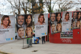 Everything indicates that the next President of Argentina will be among Alberto Fernández, who takes as Vice-Presidential candidate the former President Cristina Fernández de Kirchner, and Mauricio Macri, current President of Argentina, who is on his second term and is accompanied in the Presidential formula by the Peronist Miguel Angel Pichetto. After the Primary on Sunday, August 11, the October election will define the next President, among other positions. The Argentine electoral system establishes that, to be president, the most voted candidate must obtain at least 45% of the votes, or more than 40% with a difference of ten percentage points with the second most voted candidate. If none obtains sufficient votes to consecrate themselves president, they must compete for the Government in a ballot that is disputed on November 24.