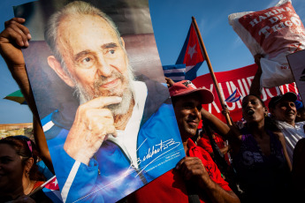 El 13 de agosto de 1926, cerca de Birán, Mayarí, Cuba, nacía Fidel Alejandro Castro Ruz. Desde muy joven Fidel mostró un gran interés por la historia y los asuntos militares. Debido a su inteligencia excepcional, sus padres decidieron enviarlo a Santiago de Cuba, a la edad de seis años, junto con su hermana, Angelita. En Santiago y luego en La Habana, Castro completó sus estudios hasta graduarse en Derecho en 1950. A partir de entonces, se involucró en diferentes comunidades políticas. Después de denunciar al dictador Fulgencio Batista ante un Tribunal de Emergencia y recibir una decisión contraria, Castro comprendió que la lucha armada era la única manera de lograr un cambio en el sistema de gobierno. Participó en una fallida rebelión contra el dictador, por lo que fue detenido en 1953. Veintidós meses después, fue liberado y se exilió en México, donde comenzó a hacer planes para derrocar a Batista. Fidel Castro regresó a Cuba en 1957, en un barco con un pequeño grupo de 82 rebeldes, entre ellos el argentino Ernesto Che Guevara. Después de una guerra de guerrillas en las zonas rurales de la isla, la lucha se extendió a la ciudad. El 1 de enero de 1959, se proclamó la victoria de los revolucionarios. Castro tomó el poder, iniciando un período caracterizado por su política socialista. Como primer ministro, comenzó a producir reformas a gran escala. Terminó con el dominio estadounidense sobre la isla y, en 1961, logró detener la invasión de exiliados apoyados por Estados Unidos en Playa Girón. Fidel Castro transformó Cuba en el primer país comunista en el hemisferio occidental y se alió con la Unión Soviética. El país se convirtió en un enemigo de los Estados Unidos y vivió momentos de gran tensión durante la Guerra Fría.